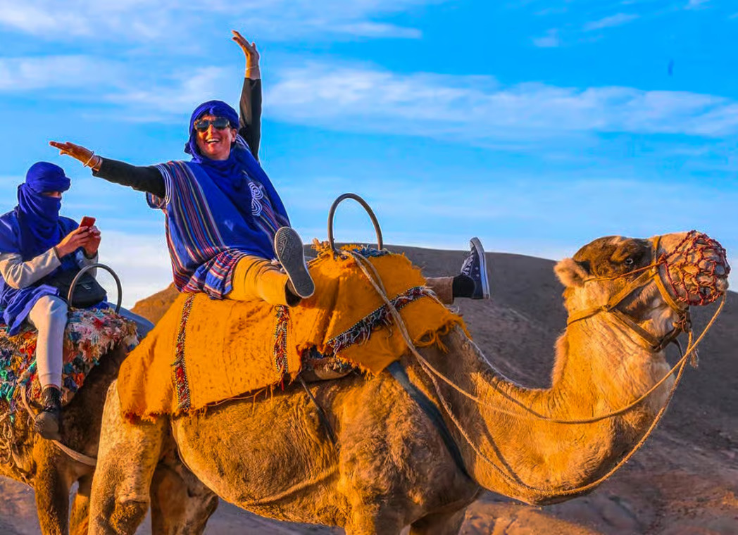 Balade dromadaire au coucher du soleil dans le désert d'Agafay